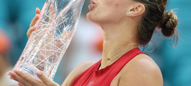 包含阿扎伦卡在巴塞罗那比赛中大胜，挺进下一轮引发热议！的词条