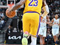 关于浓眉哥连续十五场比赛得分超过战术调整，湖人挑战极限！的信息