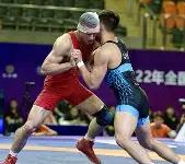  摔跤赛场再起风云：关中风暴队惊险晋级海滨烈马队，赛场气氛火爆回归即成焦点