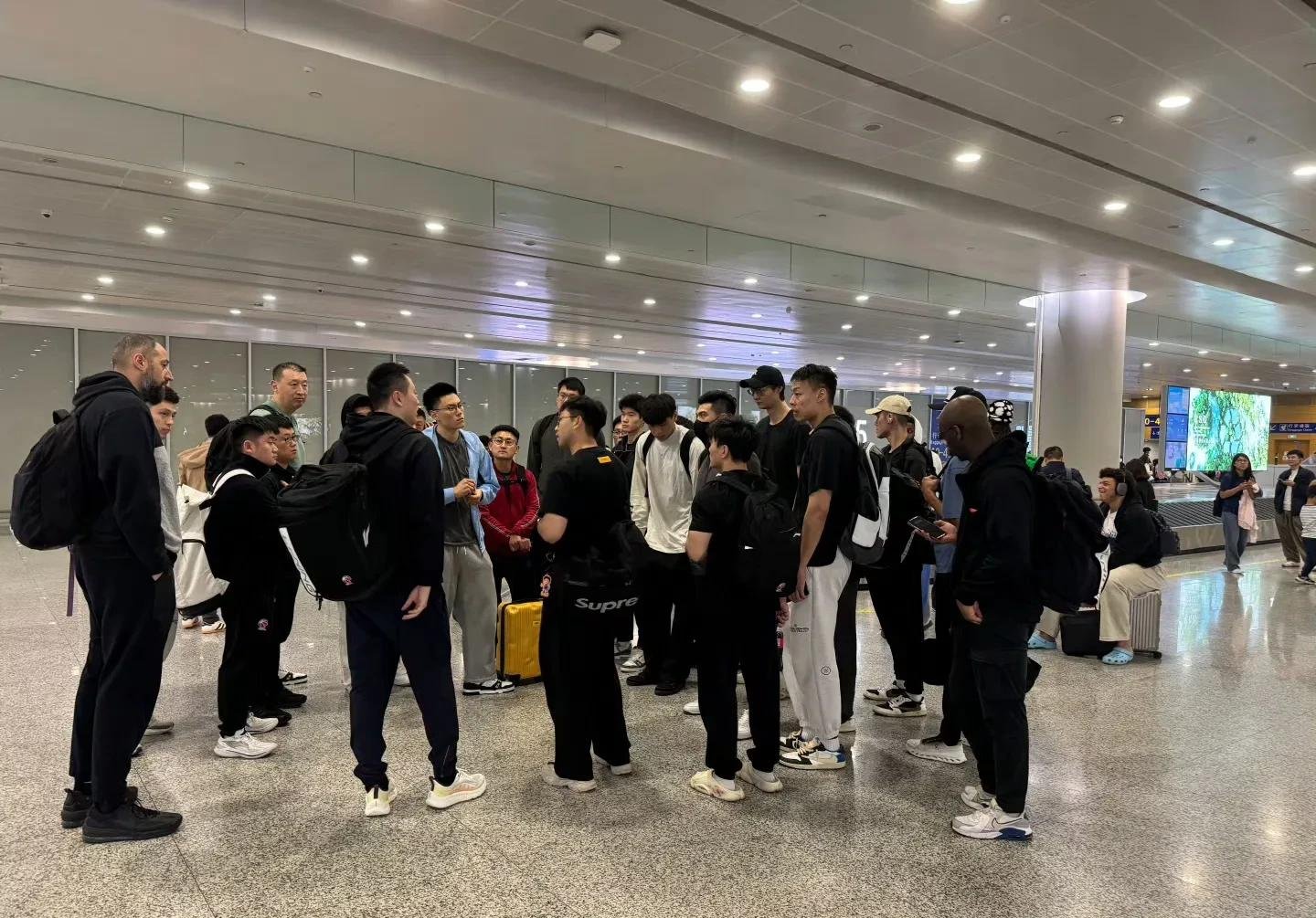 包含赛后体能课后,上海海港内部沟通备战CBA常规赛,令人意外,纪律约束更严格的词条 包含赛后体能课后,上海海港内部沟通备战CBA常规赛,令人意外,纪律约束更严格的词条