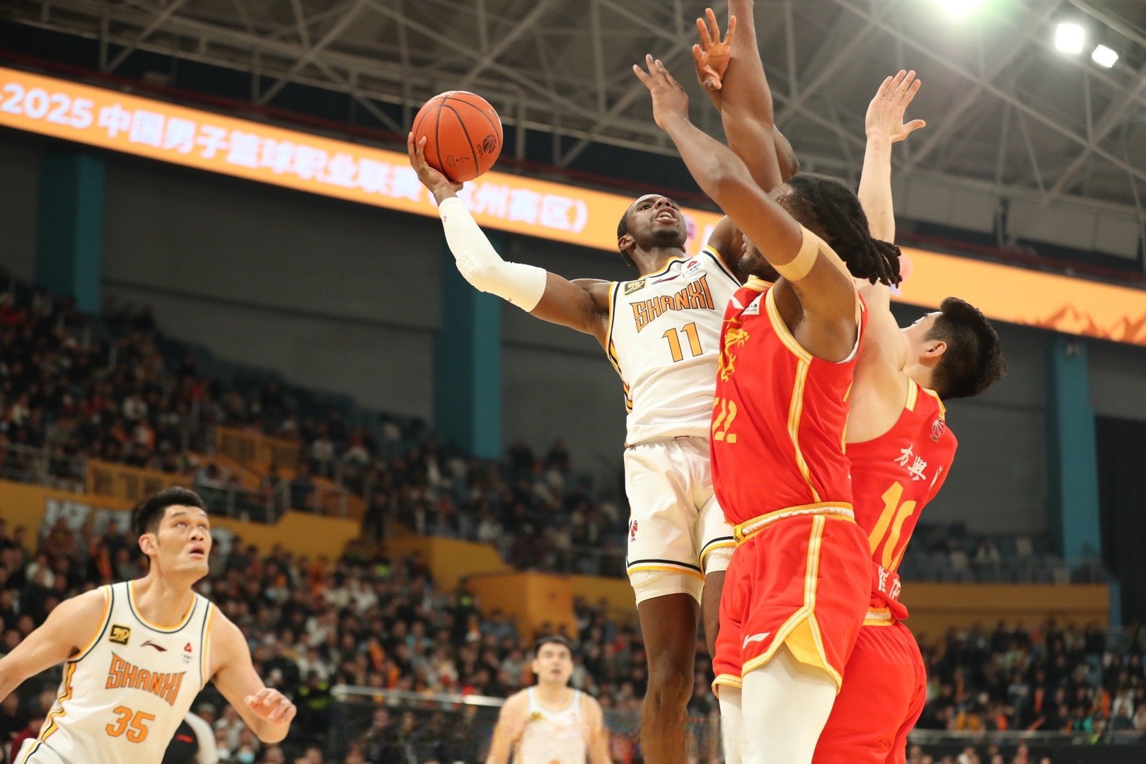 赛前山东男篮临场应变：欧篮联节点到来，管理层满意，更衣室氛围转暖的简单介绍